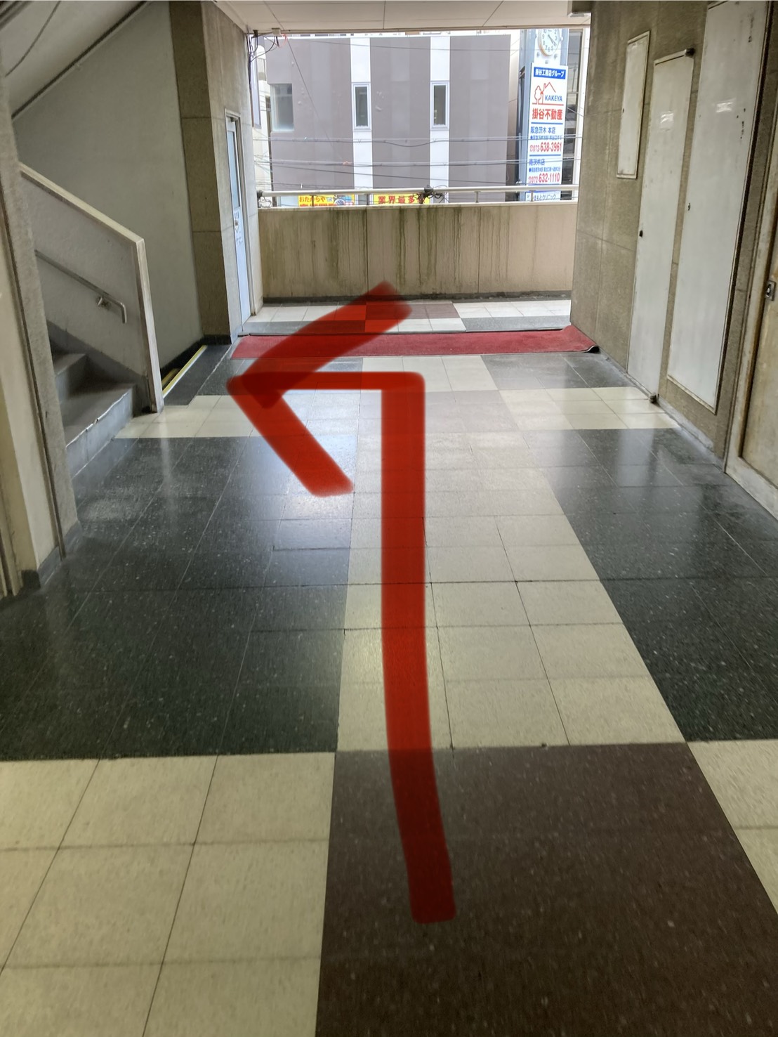 { 階段を下りてください。 }