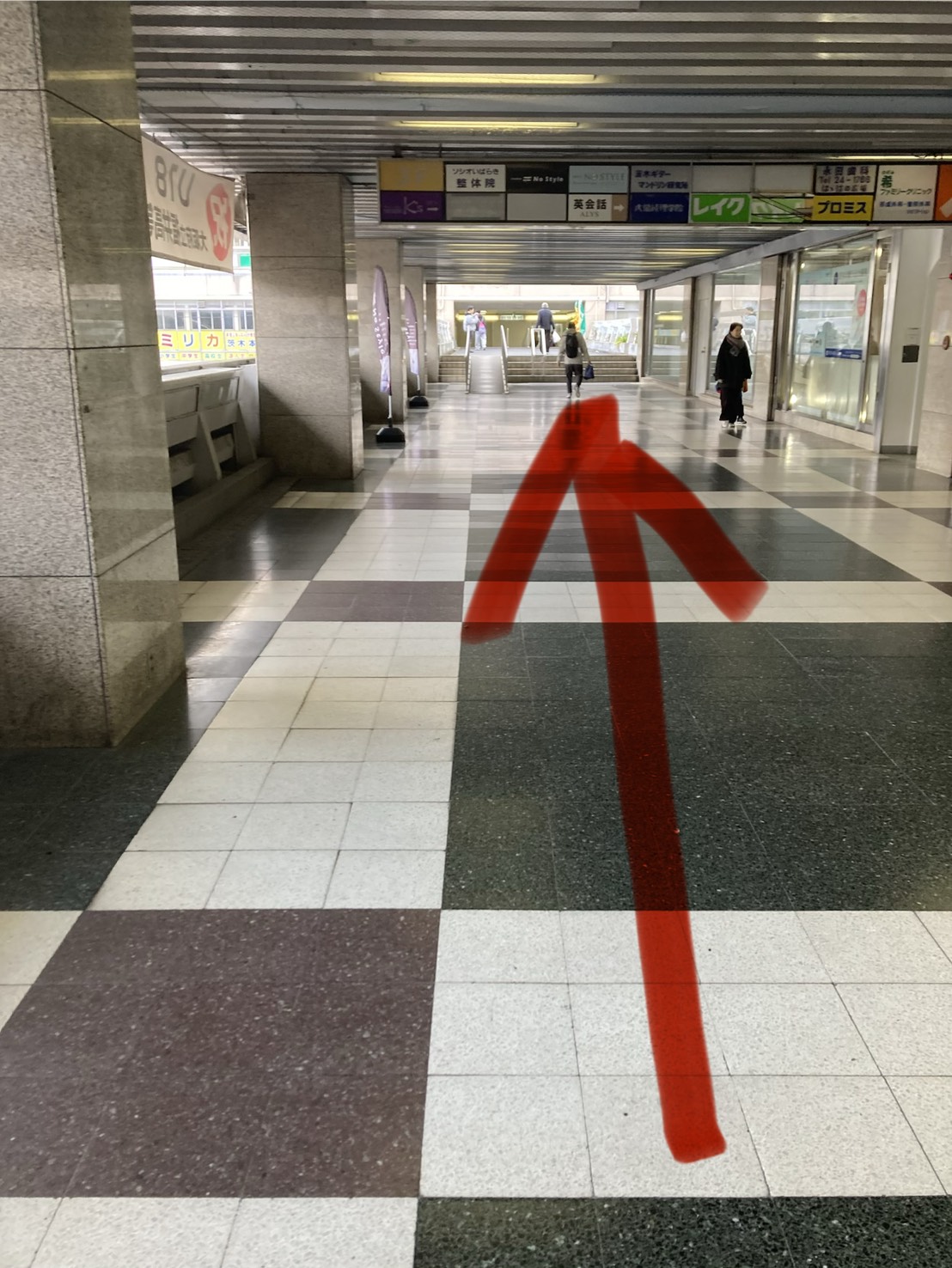 { 突き当りまで進んでください。 }