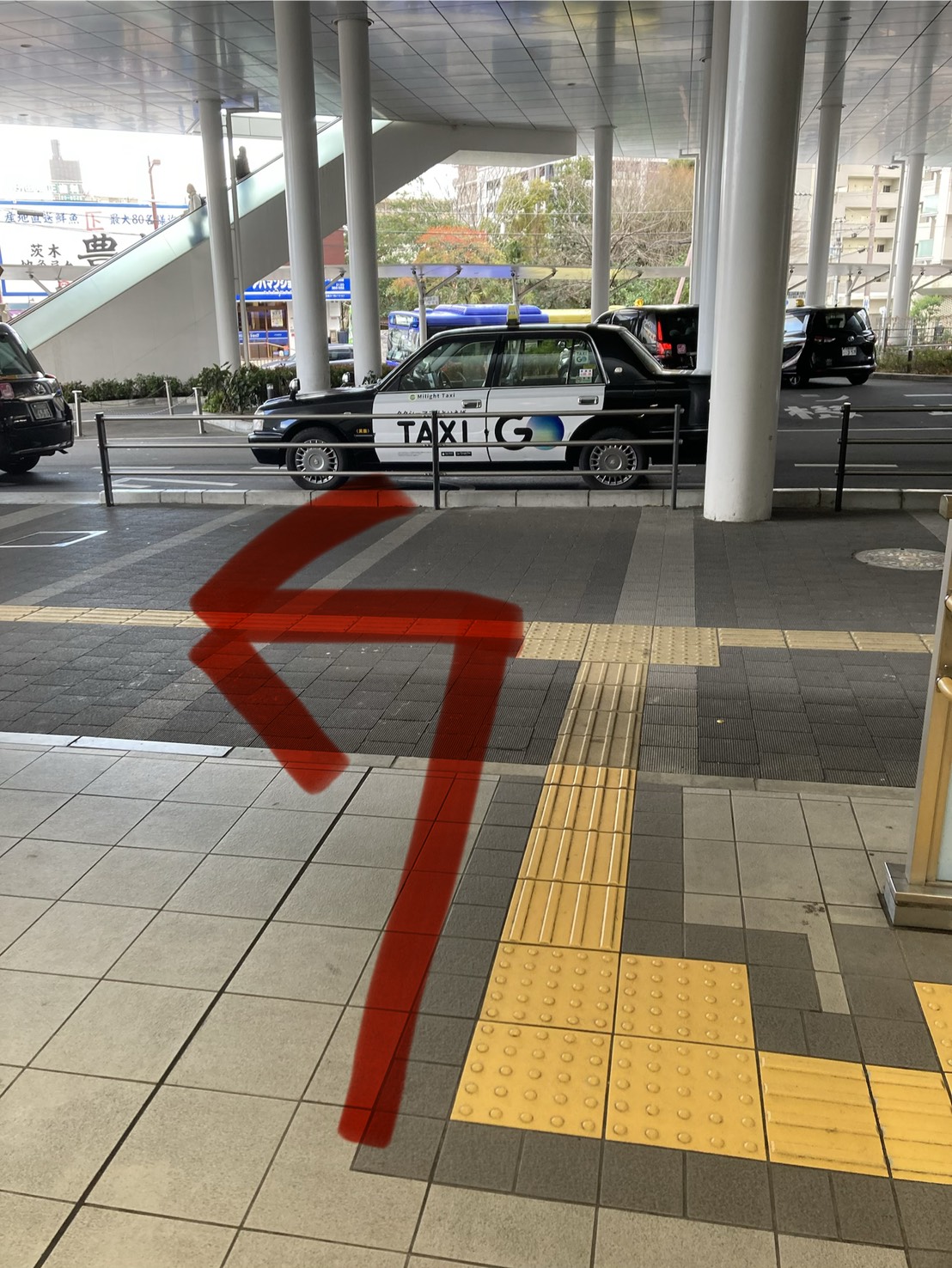 { 階段を下りたら左に進んでください。 }