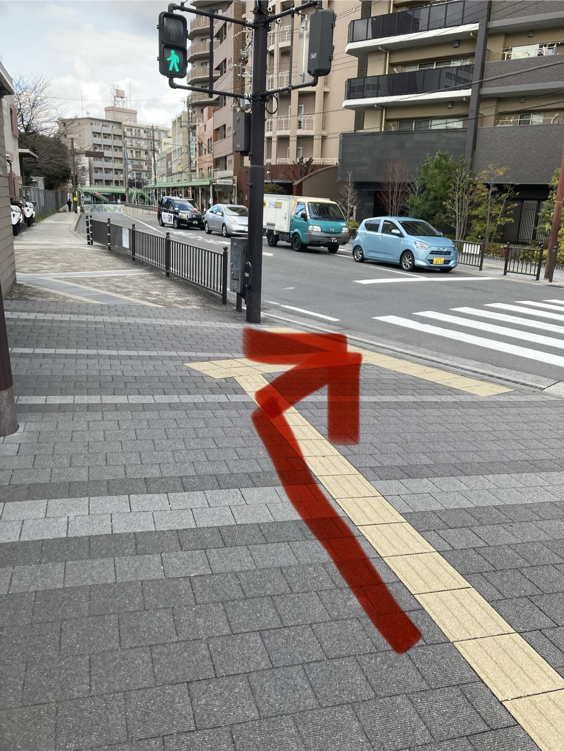 { まっすぐ進んで最初の横断歩道を渡って左に向かってください }