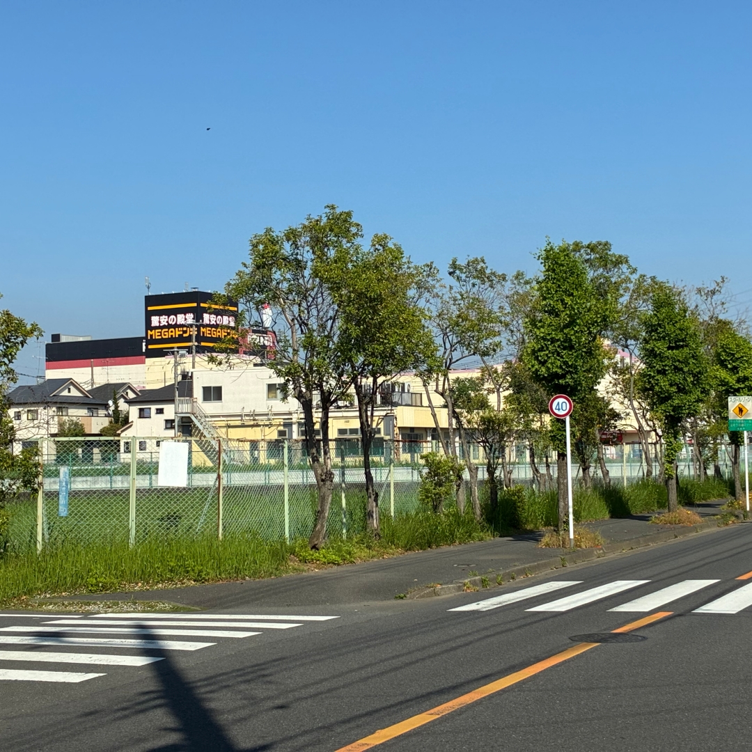 { さらに約700m程進みますと、左奥にMEGAドン・キホーテ北鴻巣店様が見えてきます。 }