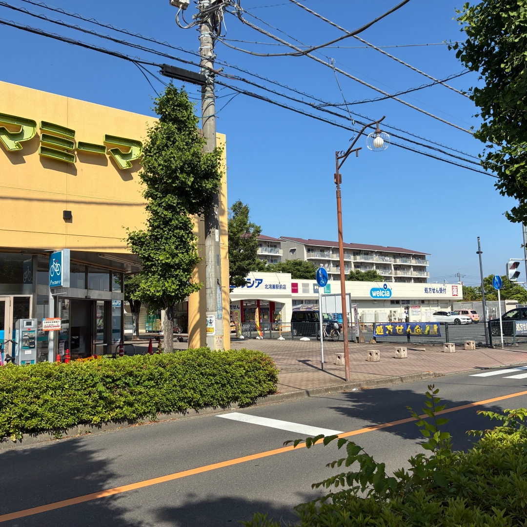 { マミーマート様前の道を右折して道なりに真っ直ぐ行きます。 }