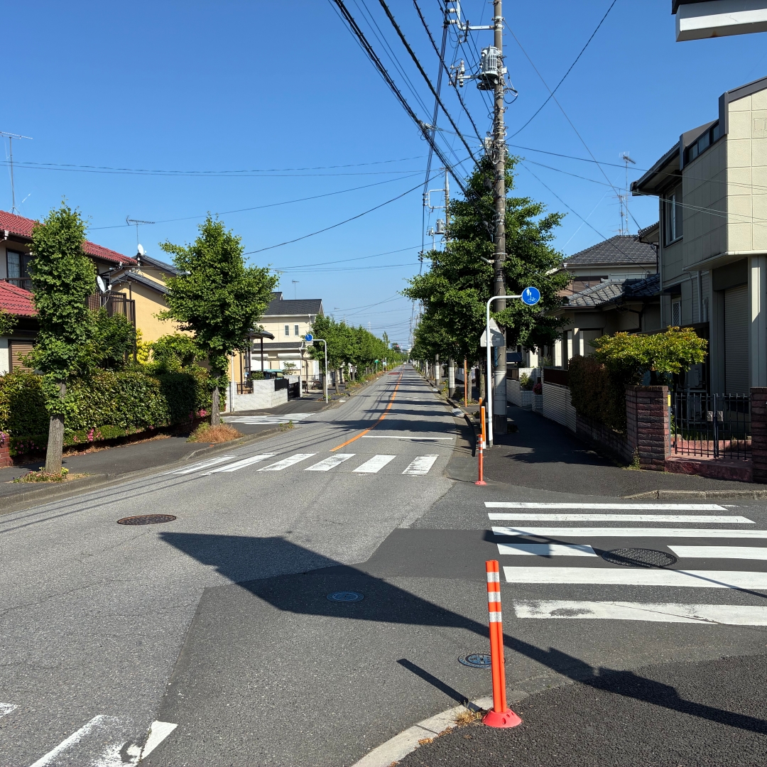 { 約400m程進むと緩やかなカーブがありますが、ここも道なりに進みます。 }
