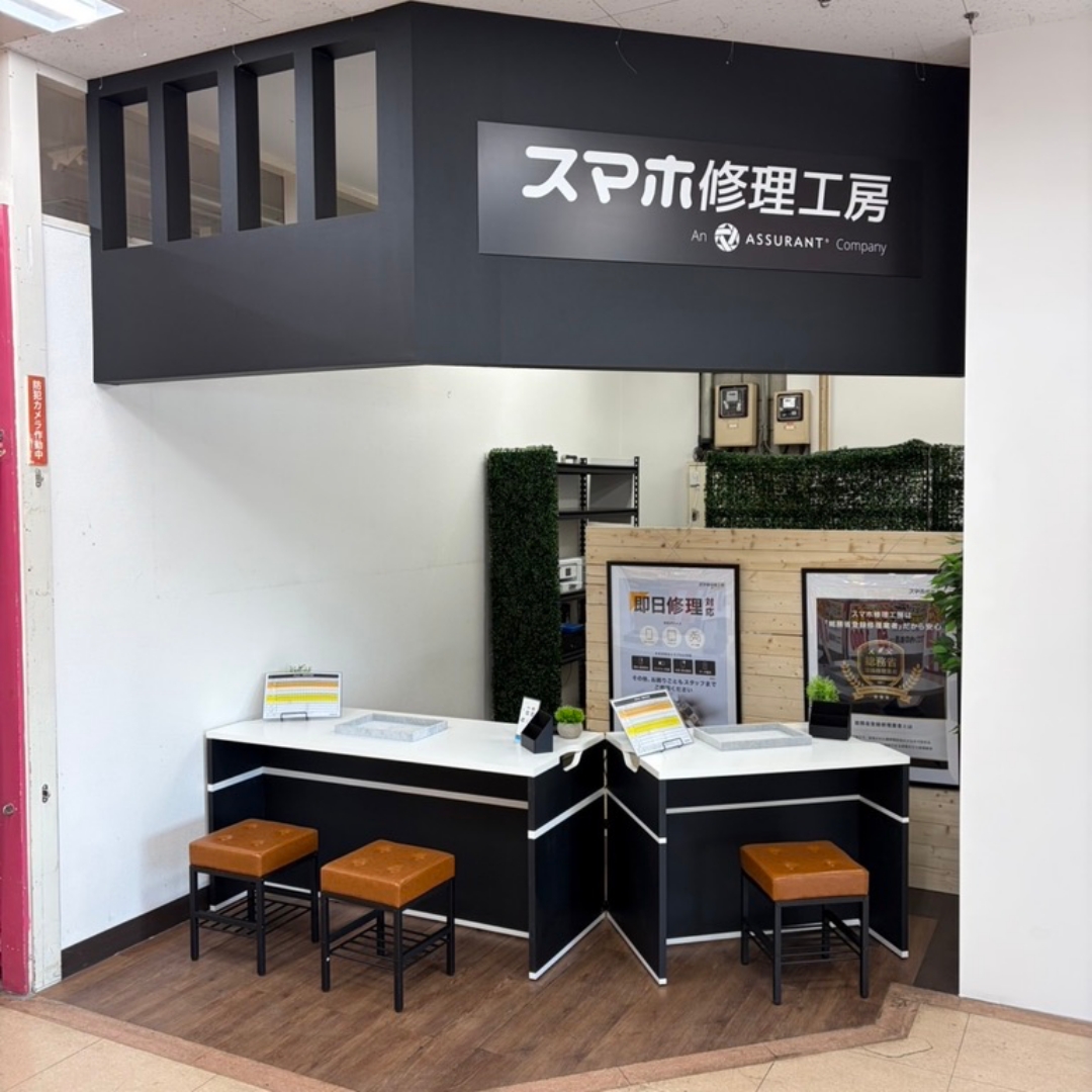 入ってすぐ右側、ハッピークレープ様の右側に当店があります。