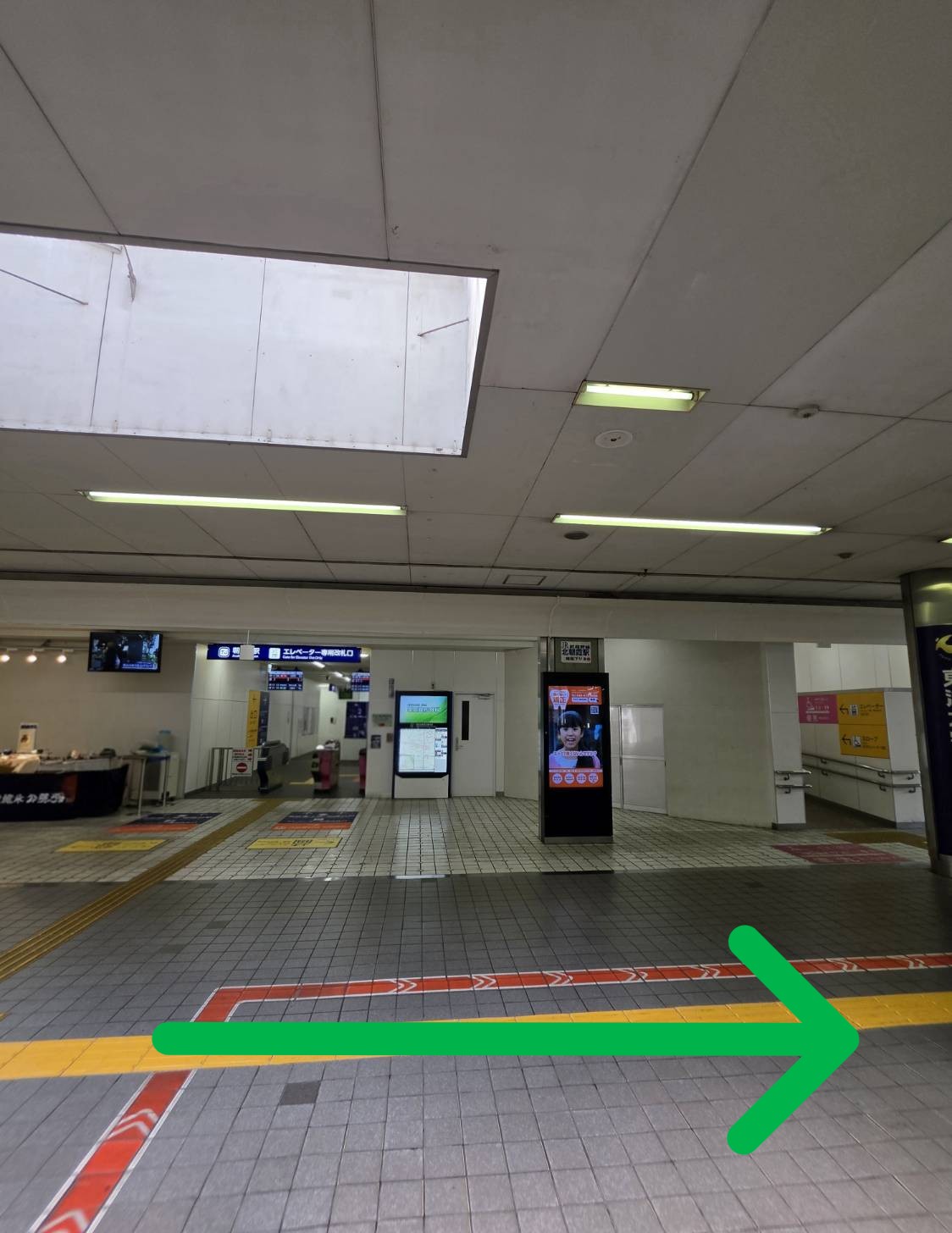 東武東上線・朝霞台駅の通常改札口を出たら、矢印の方向（右側）へ進みます。