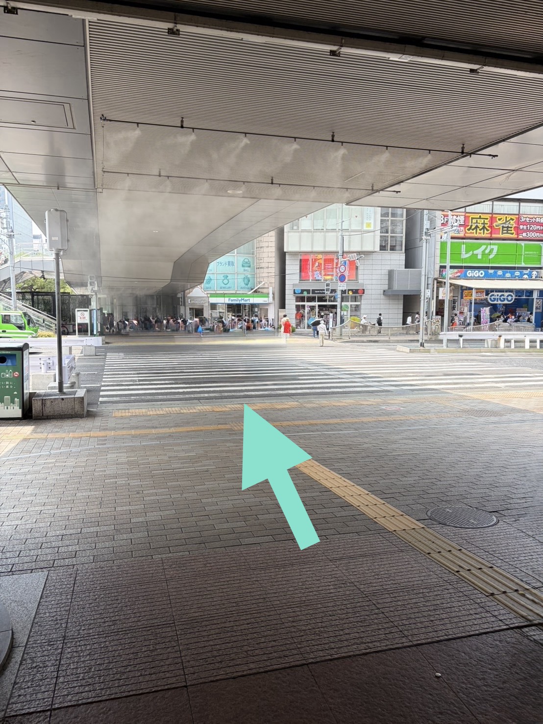 直進すると横断歩道がございますので渡ります