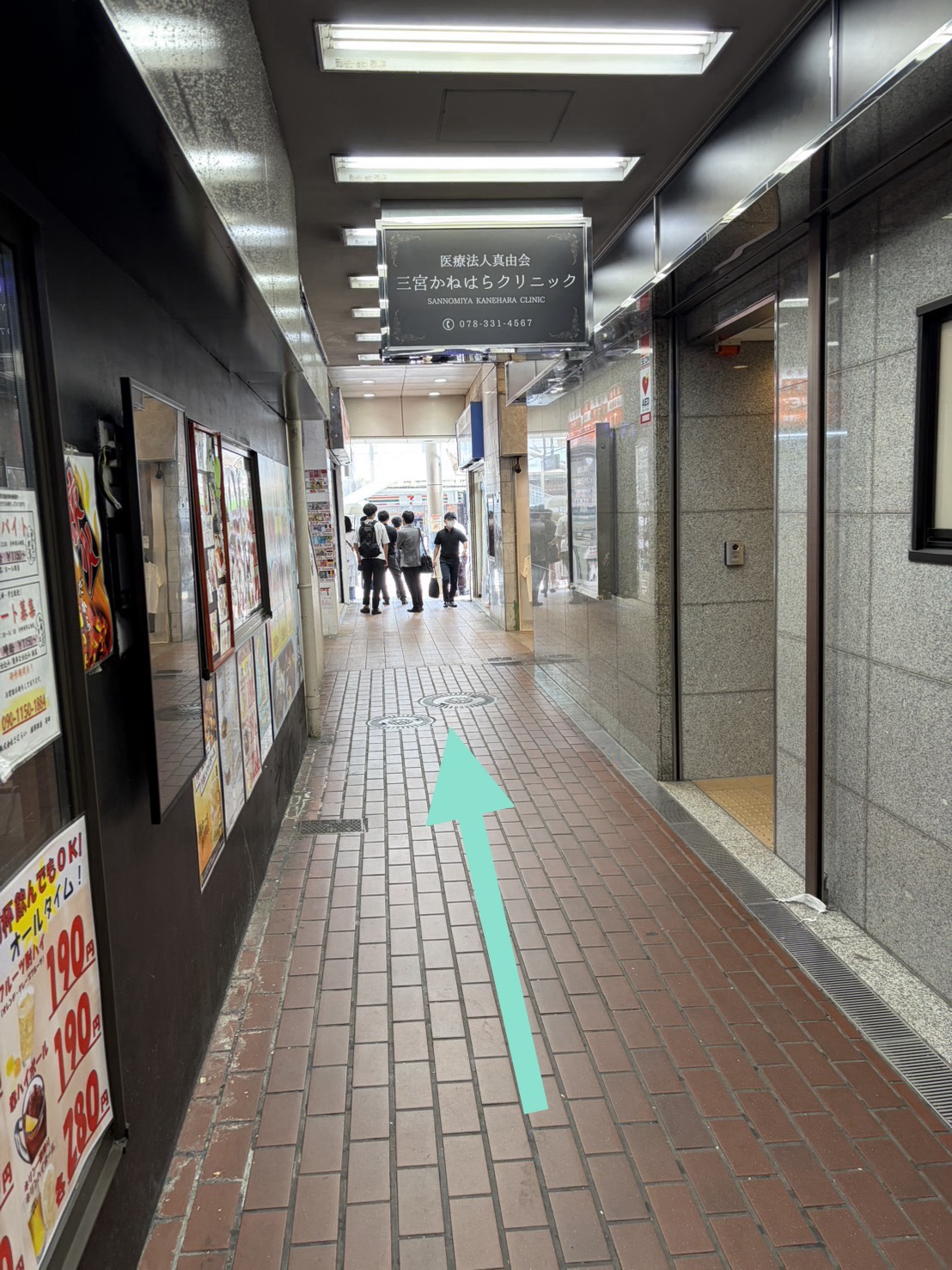 まっすぐ進むと横断歩道がございます