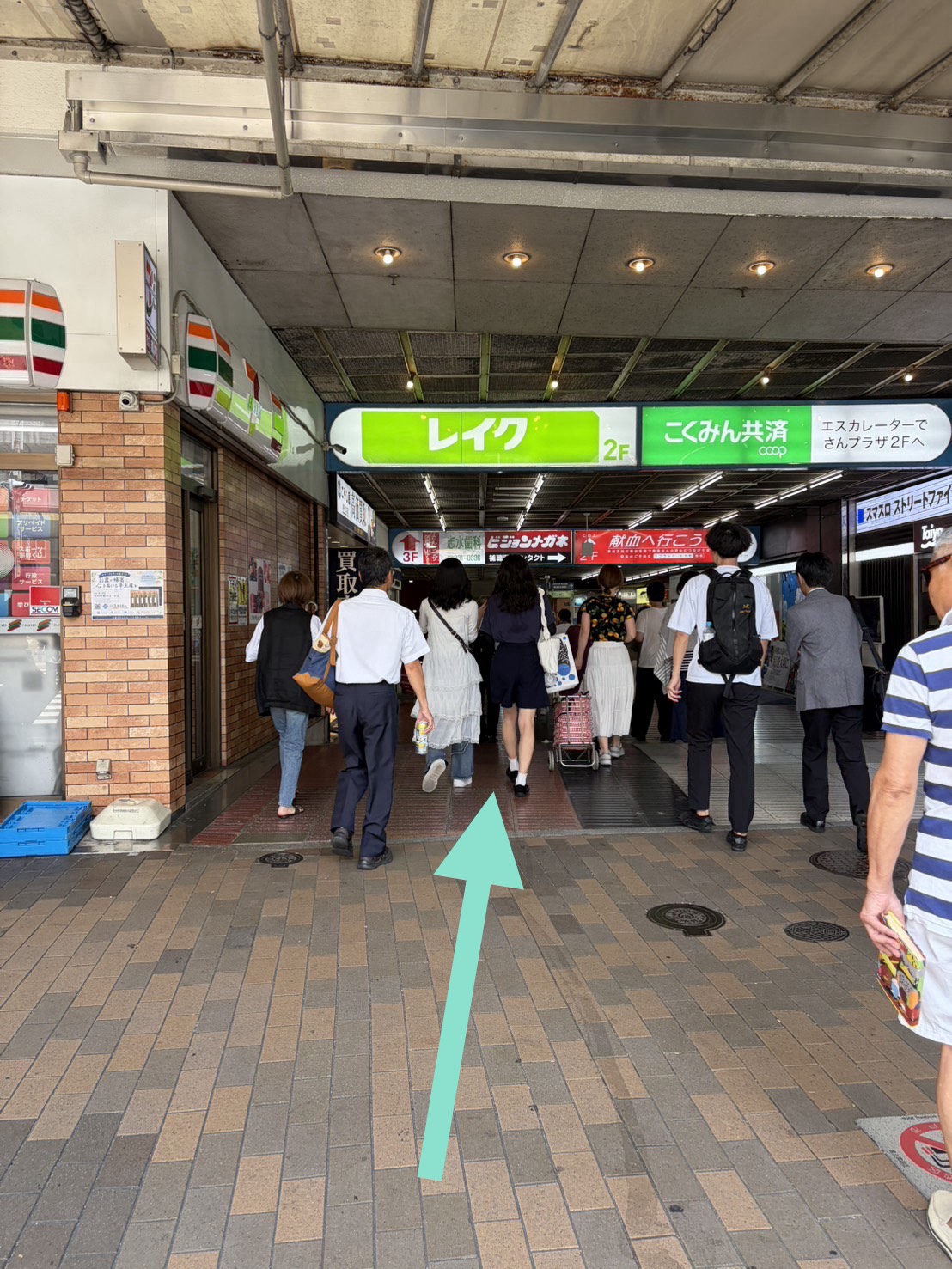セブンイレブン横の道をまっすぐ進みます