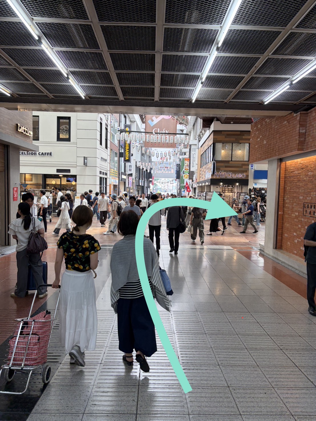 エスカレーターや階段は使用せず、まっすぐ進むと三宮センター街のメイン通りにでますので右に曲がります