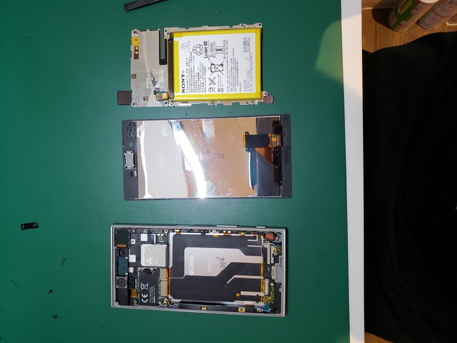 Xperia XZ(エクスペリア)のバッテリー交換を行いました！スマホ修理工房なんばウォーク店ならバッテリーの即日交換が可能です
