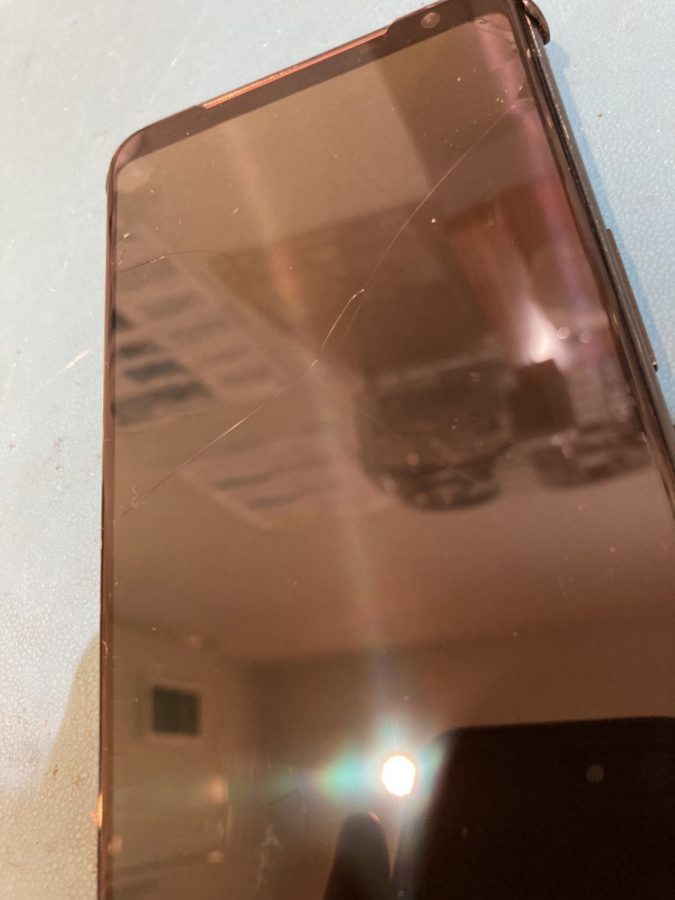 ASUS ROGPhone2のガラスが割れて映らなくなってしまった(;O;)そんなときはスマホ修理工房 広島パルコ新館店へ！