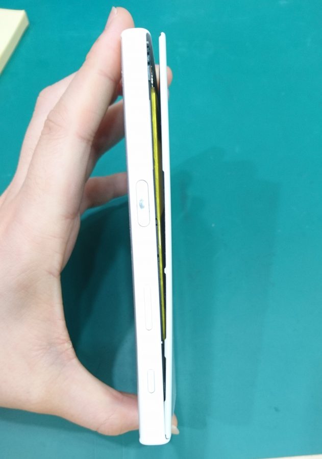 裏のパネルが浮いてきた!？XperiaXcompact バッテリー膨張修理はスマホ修理工房テラスモール湘南店へ！！