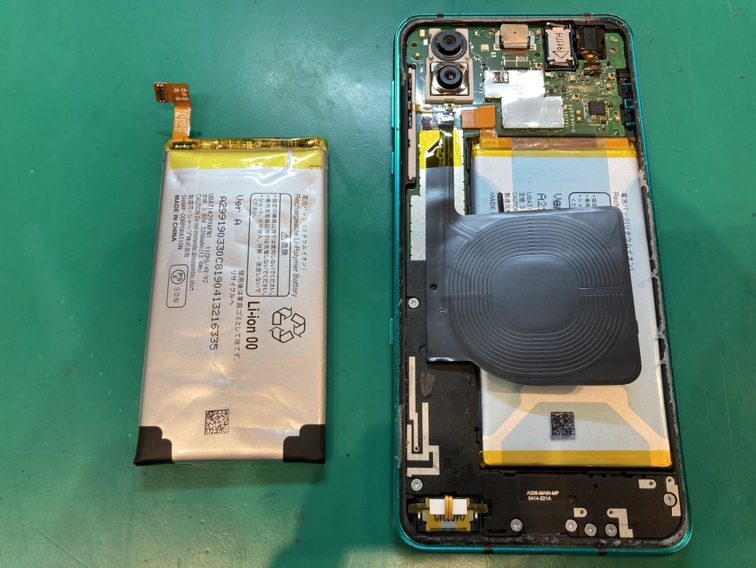 AQUOS R3(SH-04L/SHV44/808SH)のバッテリー交換ならスマホ修理工房新宿PePe店へ！