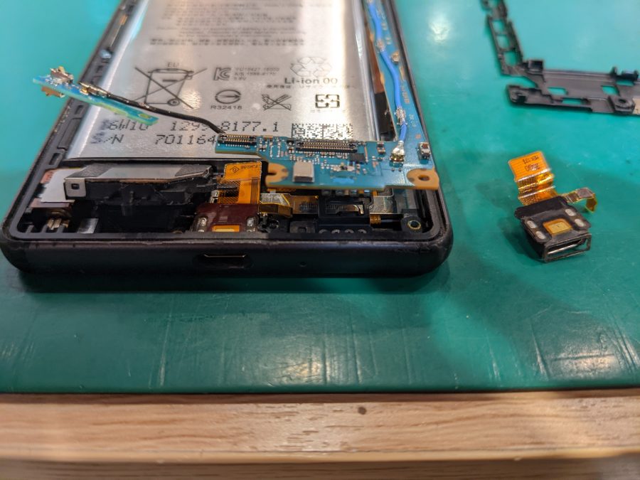 Xperia X Dual(エクスペリア)の充電コネクター交換スマホ修理工房ペリエ千葉店へ！