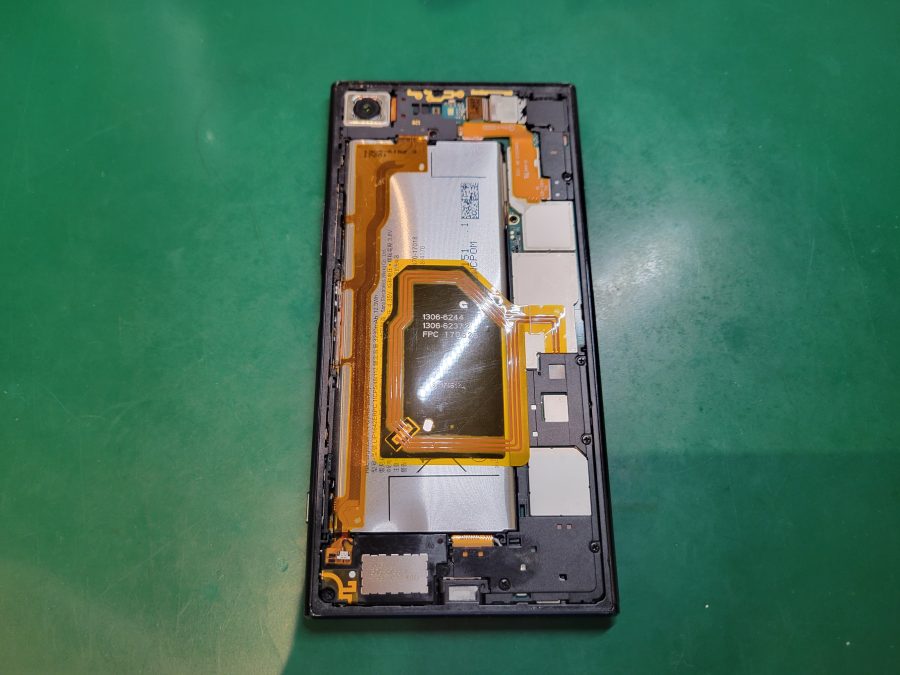 Xperia XZ premium(エクスペリア)の膨張バッテリーの交換を行いました！スマホ修理工房ならデータそのまま即日対応