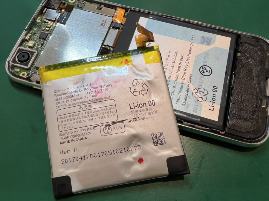 バッテリーの減りが早くなったAQUOS R(アクオス)の電池交換修理ならスマホ修理工房水戸オーパ店へお任せください！