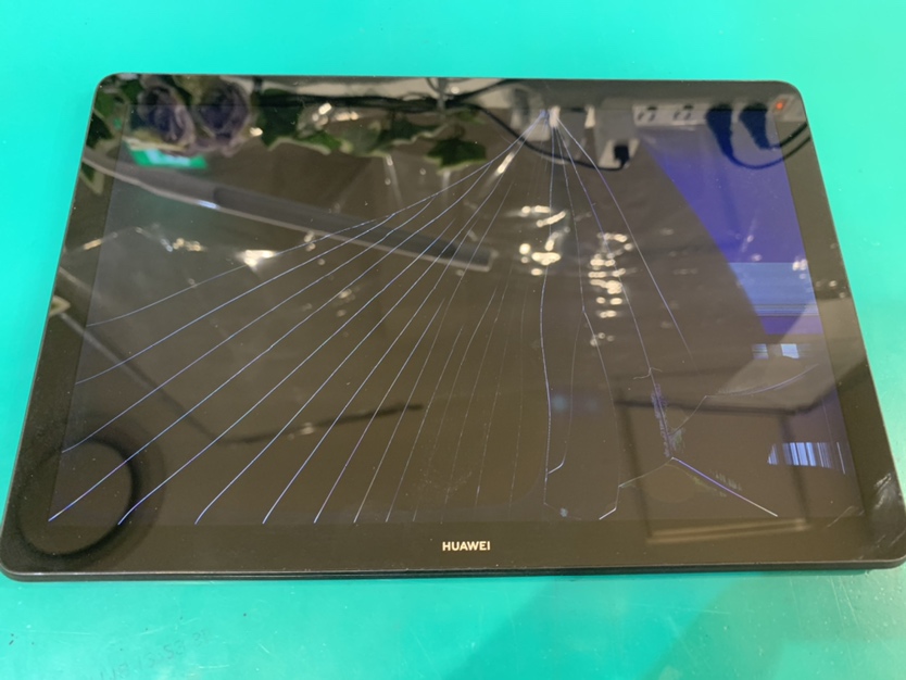 Mediapad T5 10.1（メディアパッド）が液晶破損で映らなくなってしまった時はスマホ修理工房新宿PePe店で即日修理！