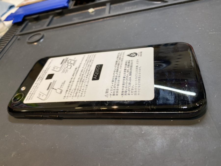 AQUOS R（SH-03J/SHV39/605SH）の背面が浮いてきた？そんな症状はスマホ修理工房なんばウォーク店にお任せ！