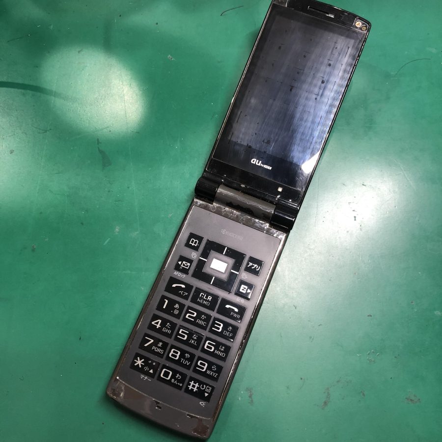 画面が映らなくなってしまったauガラケー（KY002）の修理！ガラケー修理も「スマホ修理工房　池袋P'パルコ本店」にお任せくださ