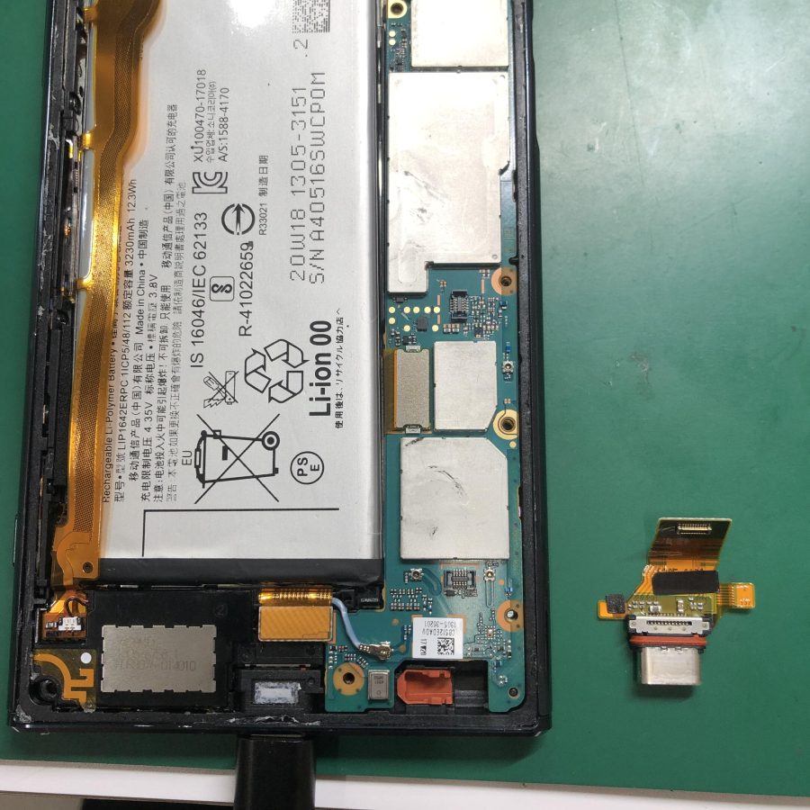 実は壊れやすい？！Xperia XZ Premium（SO-04J）の充電コネクタ交換は、スマホ修理工房