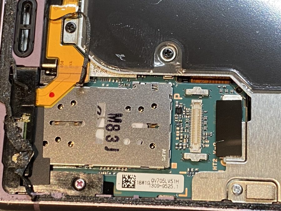 SIMカードが詰まって取り出せない！そんな時はスマホ修理工房なんばウォーク店におまかせ下さい！【大阪なんばウォーク店】