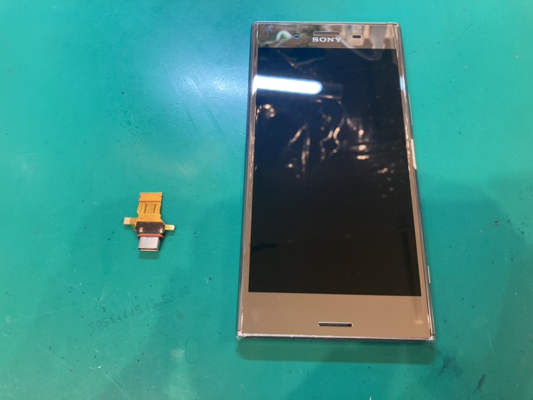 充電できなくなったXperia XZPremium(SO-04J)も、スマホ修理工房新宿PePe店で解決！