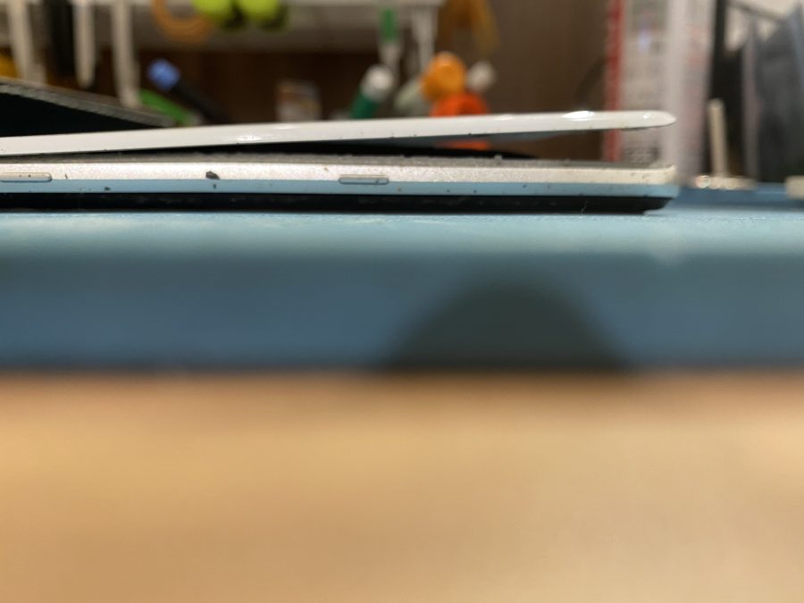 流石に危ないAQUOS　R3(アクオスアールスリー)のバッテリー膨張　今ならお得に即日修理!【スマホ修理工房仙台PARCO２店】