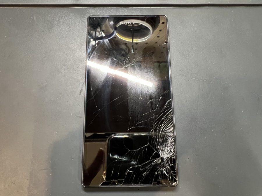 画面が割れてしまったXperia Z5（エクスペリア）の修理を行いました！スマホ修理工房なんばウォーク店ならデータそのまま