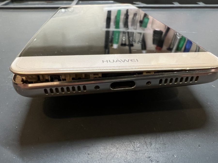 バッテリーが膨張してしまったHuawei Mate9(ファーウェイ)のバッテリー交換を行いました！スマホ修理工房なんばウォーク店