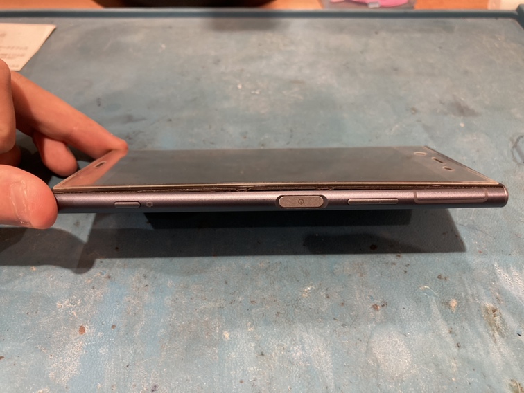 画面が浮いてきた…XperiaXZ1(エクスペリアエックスゼットワン）バッテリーの修理依頼承りました!!