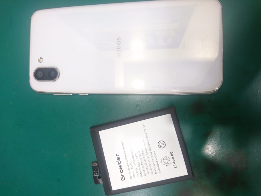 【バッテリー膨張】AQUOSR2(アクオス)　バッテリーが膨らんで裏が開いてる【スマホ修理工房 テラスモール湘南店】