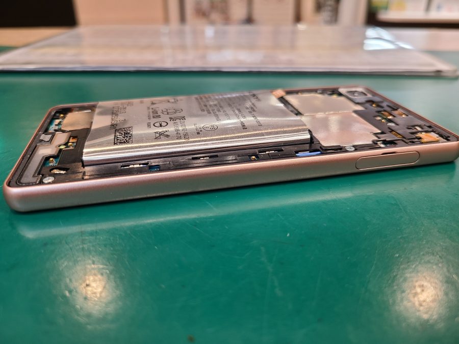 XperiaXperformanceのバッテリー膨張はスマホ修理工房ペリエ千葉店へどうぞ！