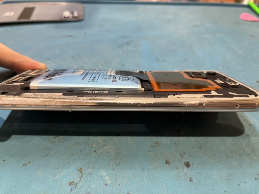 バッテリーが膨張したAQUOS R3(アクオス アールスリー)の修理を行いました!【スマホ修理工房仙台PARCO２店】