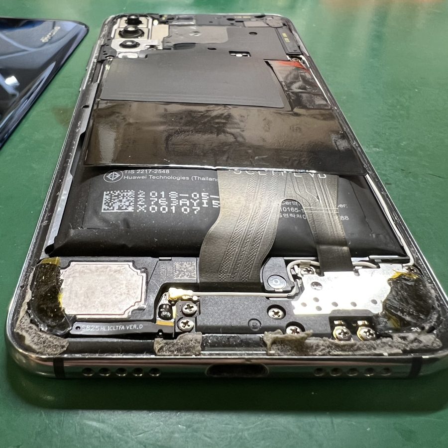 裏側のパネルが浮いてきたHuawei P20 pro(ファーウェイ)のバッテリー交換を行いました！スマホ修理工房なんばウォーク店