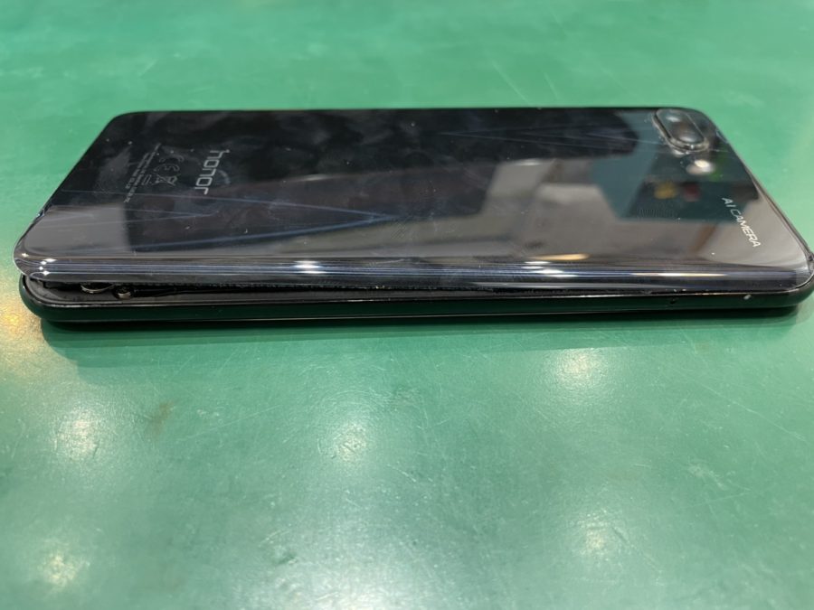 HUAWEI honor10(ファウェイ)のバッテリーが膨張している…スマホ修理工房池袋P’パルコ店でバッテリー交換を！