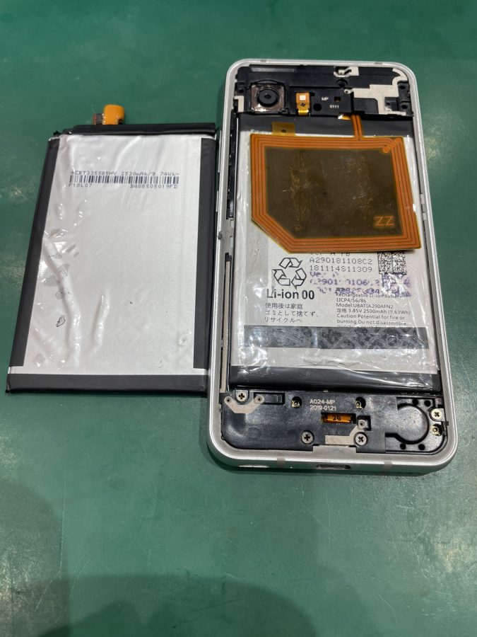 AQUOS R2 compact（803SH/SH-M09）のバッテリー交換は、最短即日・データそのままで修理可能です♪