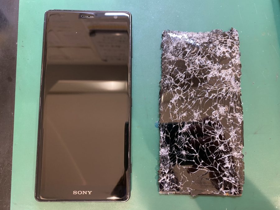 車に轢かれてしまい、画面が全く映らなくなったとお困りのお客様よりXperia XZ2(エクスぺリア)の画面交換修理を承りました！