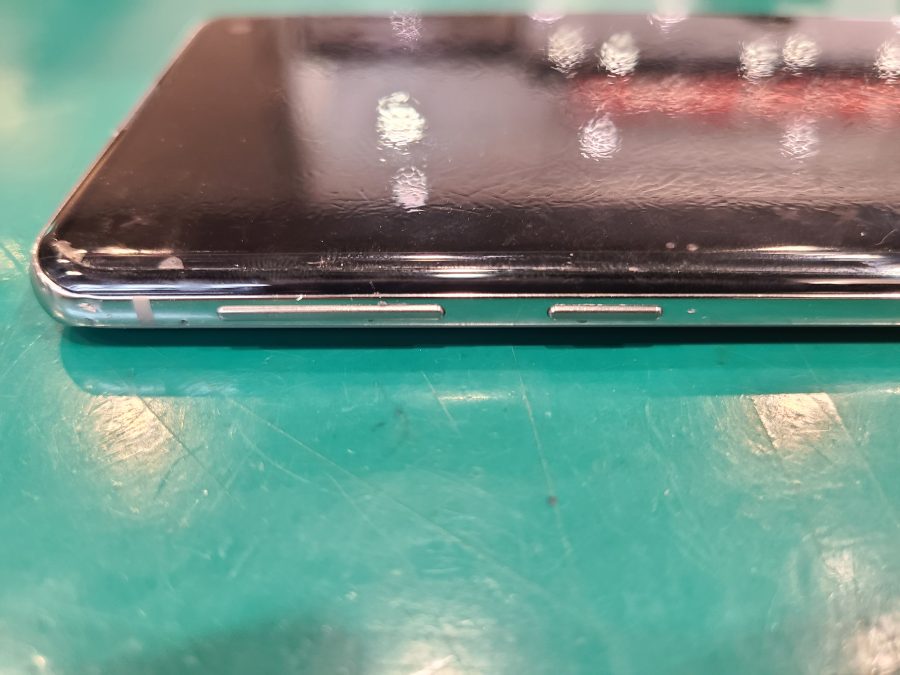 音量ボタン、電源ボタンが陥没…GalaxyS10のボタン修理ならスマホ修理工房ペリエ千葉店へどうぞ‼