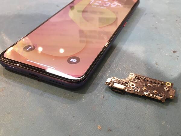 充電ができなくなったXiaomi Poco F2 Pro（シャオミ）の充電コネクタ修理もできます！【スマホ修理工房渋谷店】