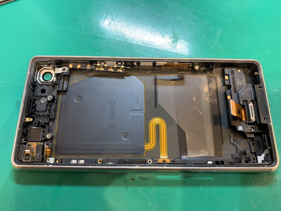 SONY Xperia ACE(SO-02L)の電源ボタンや音量ボタンの修理なら、スマホ修理工房新宿ペペ店へ。