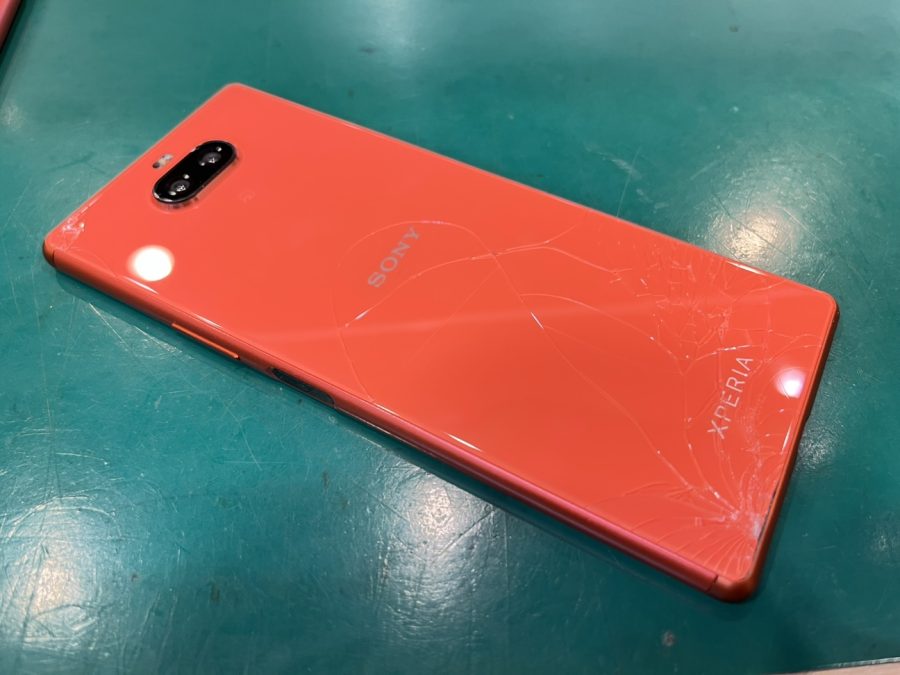 Xperia8(SOV42)の背面ガラスにヒビが！スマホ修理工房ペリエ千葉店で元通りに！?