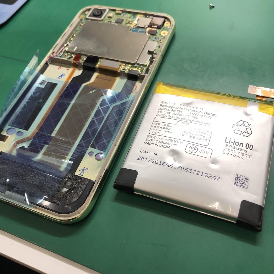 文京区からお越しのお客様より、AQUOS R（SH-03J/SHV39/605SH）のバッテリー膨張をお預かりしました！