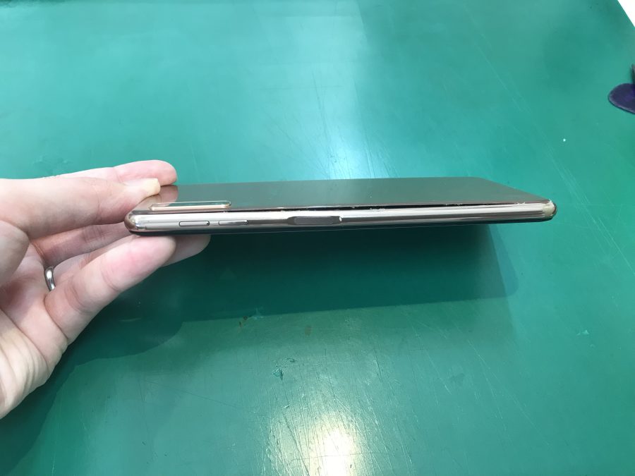 Galaxy A7 バッテリー膨張で背面パネルが浮いてしまった　バッテリー交換で改善【スマホ修理工房　和光駅前店】