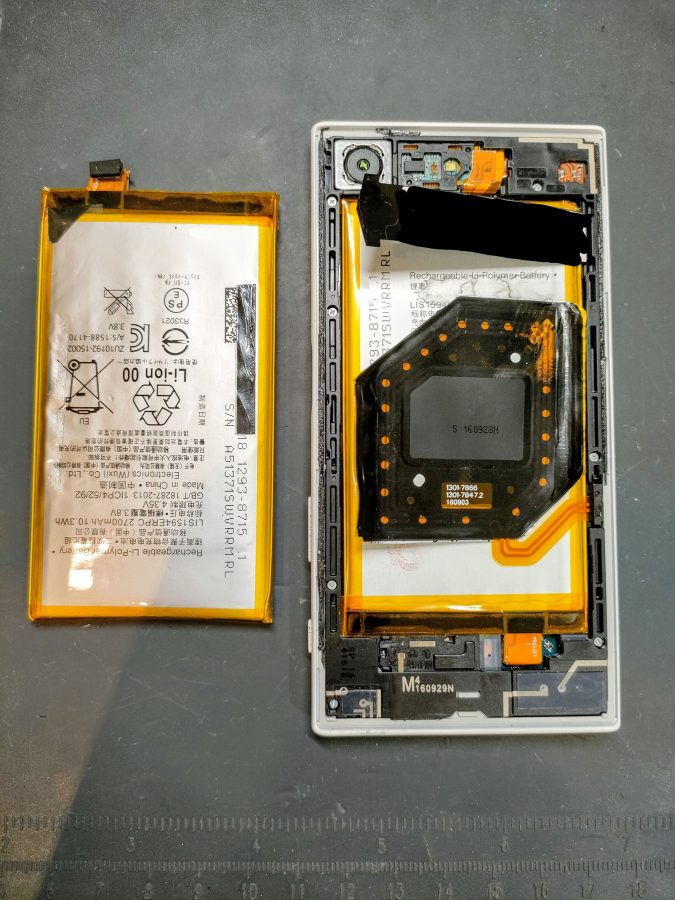 バッテリー膨張したXperia X Compact （エクスペリア）のバッテリー交換を行いました