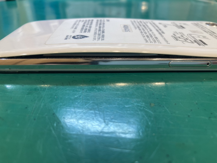 AQUOS R(アクオス/SH-03J/SHV39/605SH)のバッテリーが膨張してしまったら、スマホ修理工房新宿ペペ店で解決