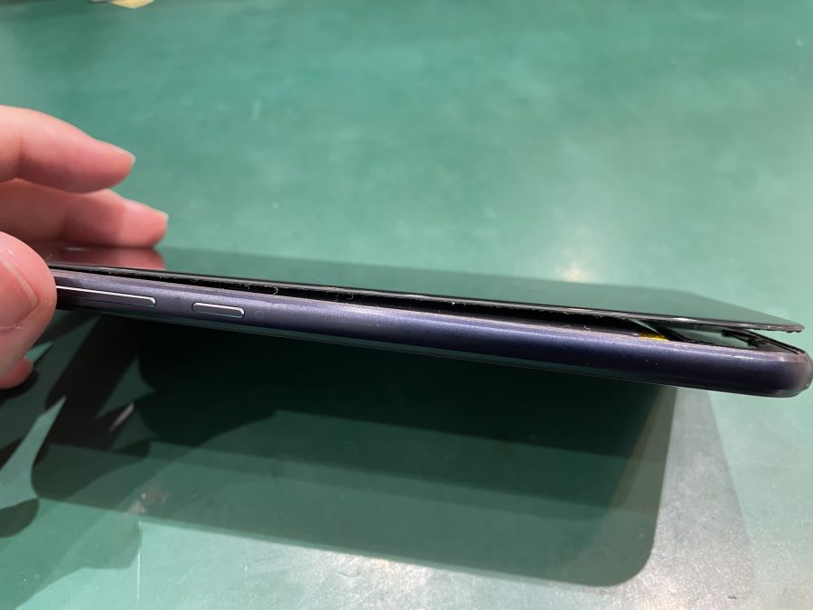 バッテリーが膨張してしまったZenfone4（ZE554KL）のバッテリー交換は、【スマホ修理工房池袋P’パルコ店】へ！