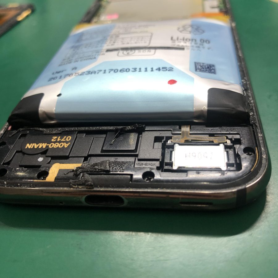 AQUOS R（SH-03J/SHV39/605SH）のバッテリー膨張！！最短即日・データそのままで修理対応可能です♪