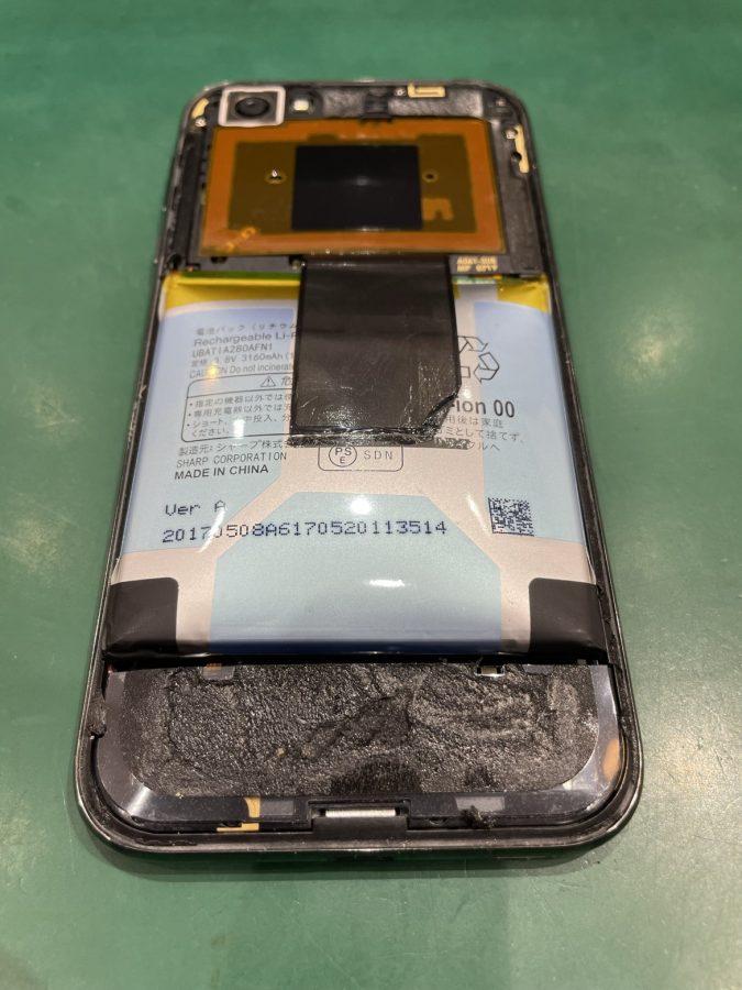 AQUOS R(SH-03J/SHV39/605SH)のバッテリー膨張でお困りの方は、【スマホ修理工房池袋P’パルコ店】へ！