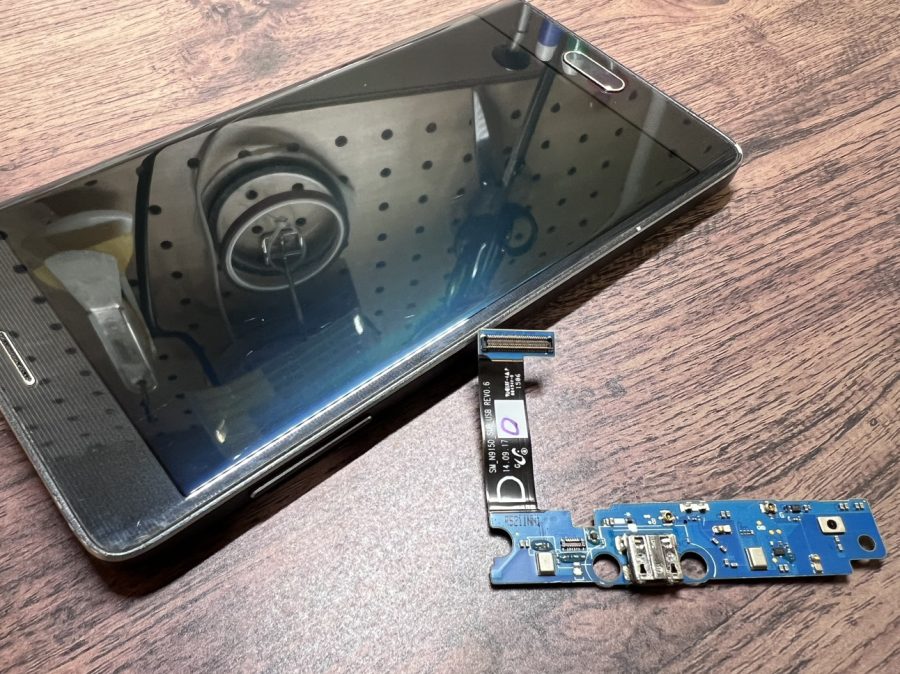 充電が出来ないせいで起動も出来ない。。。Galaxy Note Edge(ギャラクシー)の充電コネクタ修理を行いました！