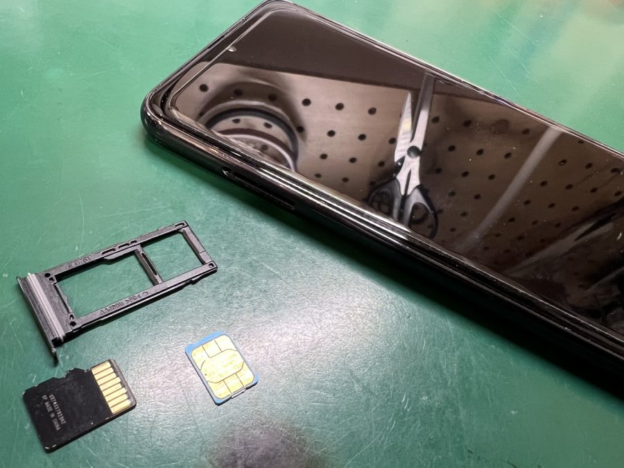 SIMカードが詰まって取り外せなくなった！そんな時でもスマホ修理工房なんばウォーク店にお任せください！分解で取り出せる可能性あり